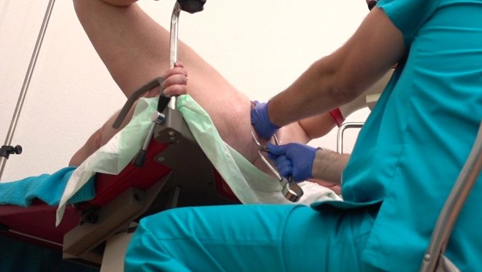 Baştan Çıkarıcı Bir Anne, Doktor Muayene Koltuğunda Amını Ve Götünü Genişletiyor
