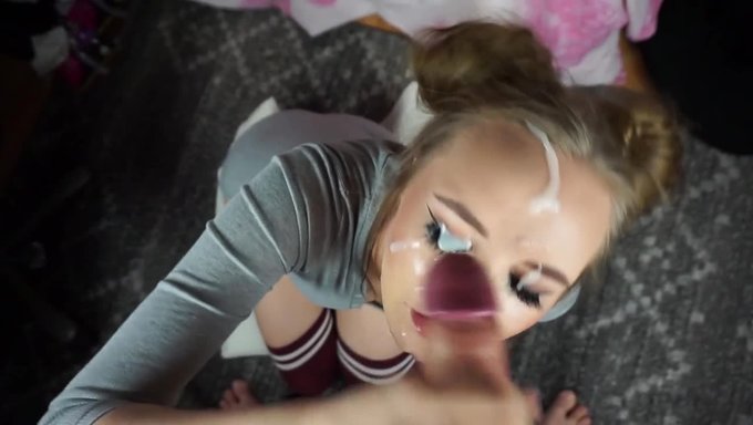 18+ Genç Kızın Yüzüne Büyük Bir Yarak Boşalması