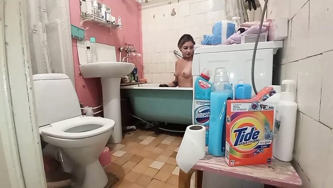 Üvey Kız Kardeşimin Yurt Duşunda Derin Boğaz Sakso Teklifi