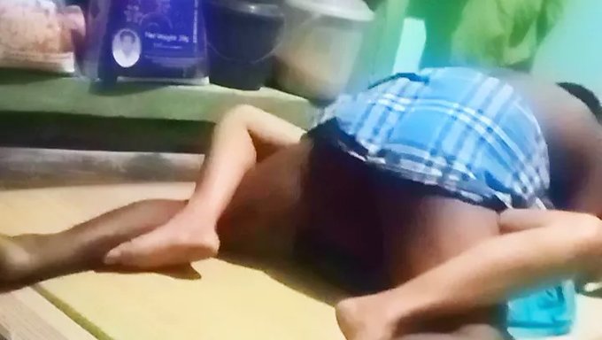 Dar Amı Ve Meme Uçları Olan Desi Teyze