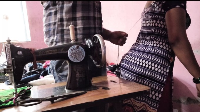 Bikinili Anne Kızı Videosunda Kirli Konuşma Ve Büyük Doğal Göğüsler