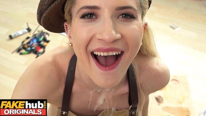 Tıraşlı Ve Delinmiş Üniversiteli, Yetenekli Bir Oral Sanatçıdan Dağınık Bir Orgazm Alıyor
