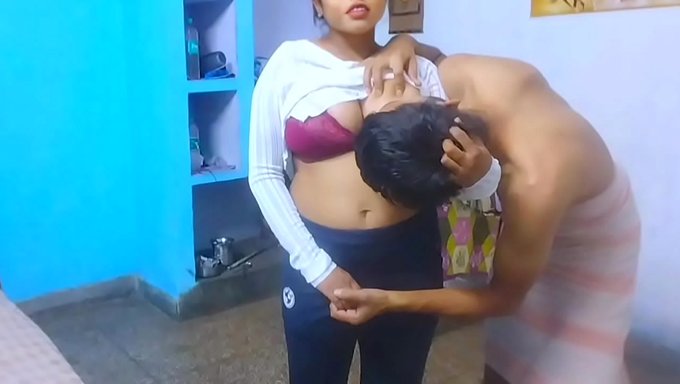 Zayıf Asyalı Amatör Xxx Soniaya'Nın Giyinik Macerası.