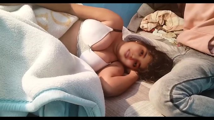 Azgın Bir Eş Ve Doğal Memelerle Evlilik Zevki.
