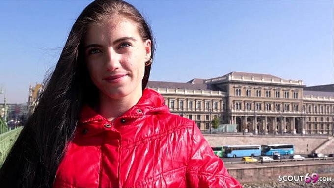 Cılız Genç Lana Lenani, Seçmelerde Fena Halde Beceriliyor.