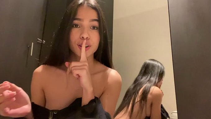 Squirting Yaparken Ve Soyunma Kabininde Boşalırken Yakalandım, Tıpkı O Ateşli Iç Çamaşırı Denemeleri Gibi.