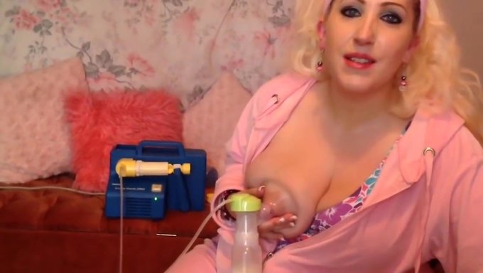 Olgun Ingiliz Milf, Göğüslerinden Süt Pompalamayı Gösteriyor