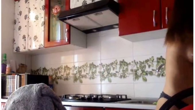Sıkı Avrupalı Hatun Göğüslerini Ve Amını Çalıştırıyor