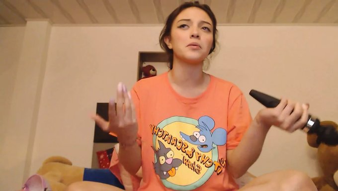 Yaramaz Kızlar Ateşli Bir Solo Videoda Azıyor Ve Mastürbasyon Yapıyor
