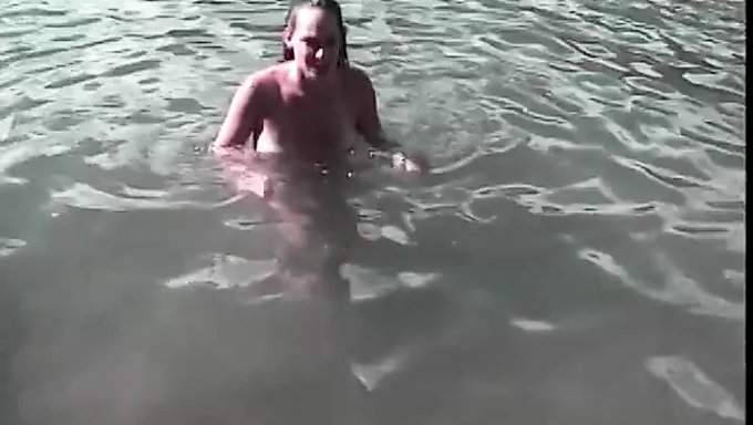 Büyük Doğal Göğüslere Sahip 18+ Genç Kızın Götü Sikişiyor
