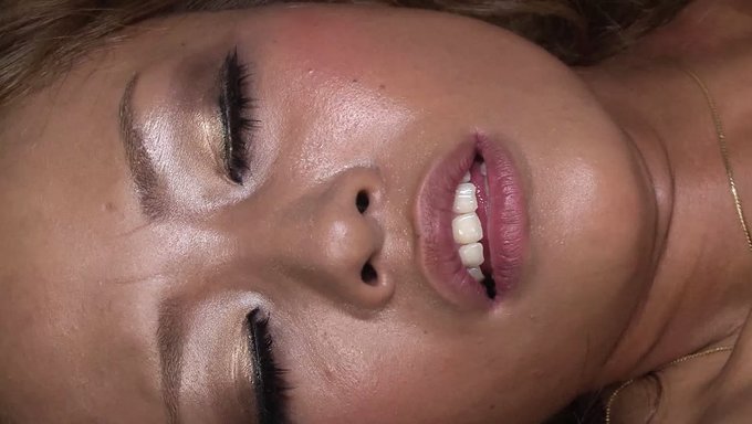 Esmer Asyalı Kız Bu Sıcak Videoda Derin Bir Sakso Keyfi Yaşıyor