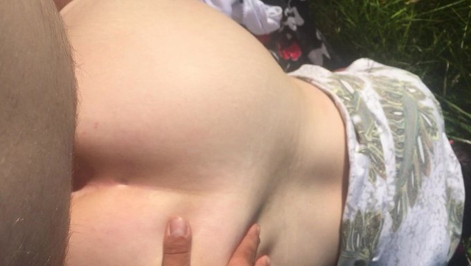 Büyük Popolu Olgun Anne Harika Açık Havada Yaramaz Oluyor