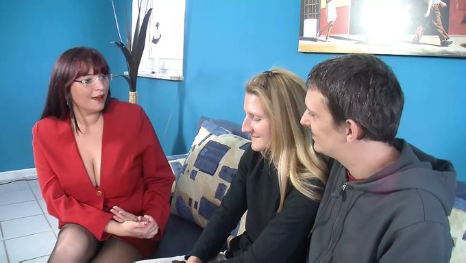 Amatör Alman Milf, Seks Sırasında Tatmin Olduktan Sonra Iştahını Kaybediyor