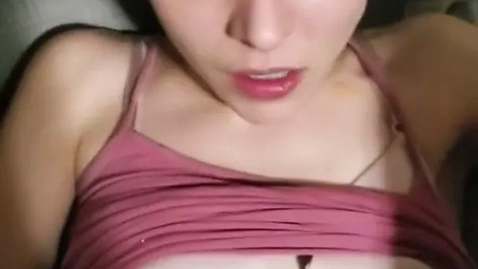 Bu Videoda Büyük Siyah Bir Yarak Onun Gözlerini Döndürüyor