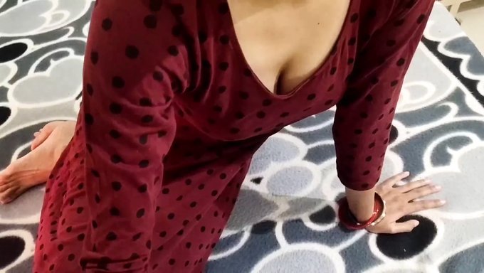 Hintli Anne, Üvey Oğluna Hintçe Sesli Videoda Kız Arkadaşını Memnun Etme Dersleri Veriyor