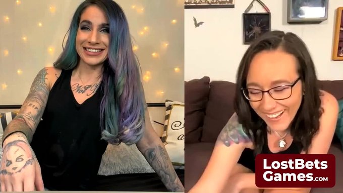 Harika Vücutları Ve Dövmeleri Olan Iki Güzel Kadın, Webcam Üzerinden Bir Striptiz Oyunu Oynuyor.