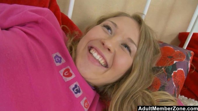 Genç (21+) Bir Seks Oyuncağı Kullanmaktan Keyif Alıyor