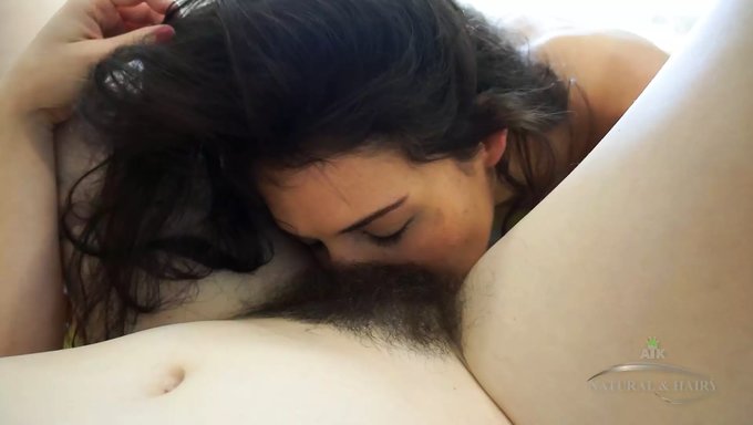 Sarışın Ve Esmer Lezbiyenler Birbirlerinin Amını Yalamaktan Keyif Alıyorlar
