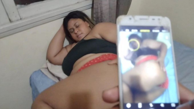 Olgun Milf, Üvey Oğlunu Duygusal Fotoğraflar Çekmeye Ikna Ediyor Ve Onu Sikiyor
