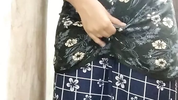 18 Yaşındaki Hintli Kız Hd Videoda Kendini Parmaklayarak Orgazm Oluyor