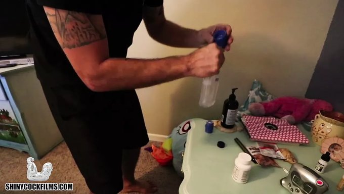 Üvey Oğlunun Dildosu Milf'I Domine Ediyor - Genişletilmiş Önizleme