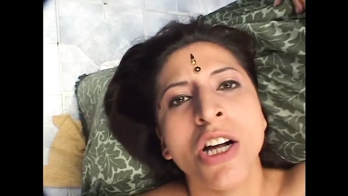 Olgun Hintli Fahişe, Sert Bir Üçlüde Amını Çaktırıyor