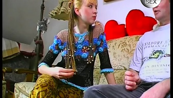 Iki Yaşlı Adam Küçük Bir Kızıl Saçlıyı Sikiyor Ve Onun Spermini Yutuyorlar