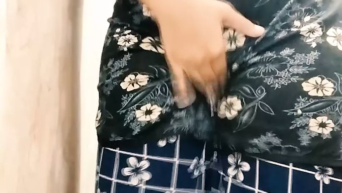 Hintli Kız Ev Yapımı Videoda Mastürbasyon Yapıyor Ve Pis Konuşuyor