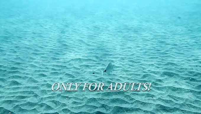 Çıplak Kızlar Deniz Plajında Yüzüyor