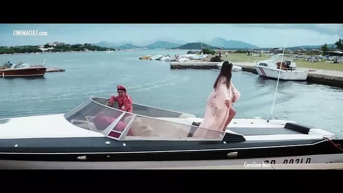 Bond Kızları: Büyük Göğüsler Ve Göğüslü Güzeller