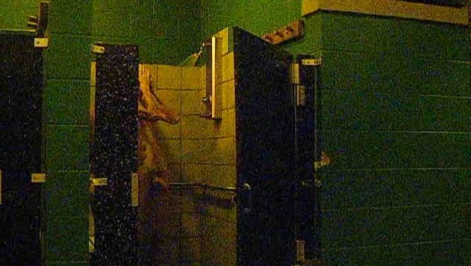Büyük Yaraklı Gay Çift, Duşta Shemale Seksin Tadını Çıkarıyor