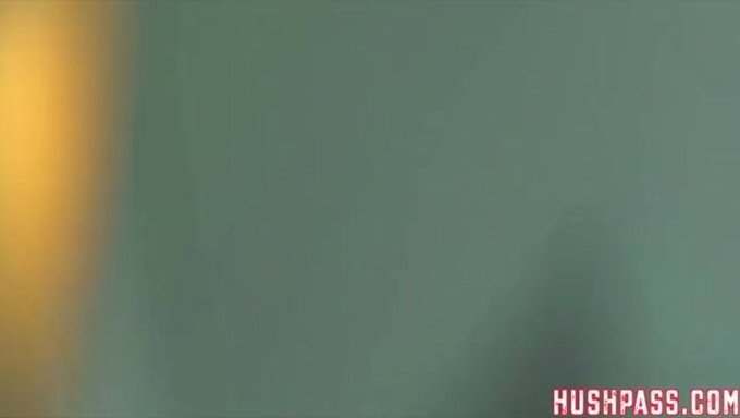 Sürpriz! Krissy'Nin Büyük Doğal Göğüsleri Yakın Çekimde