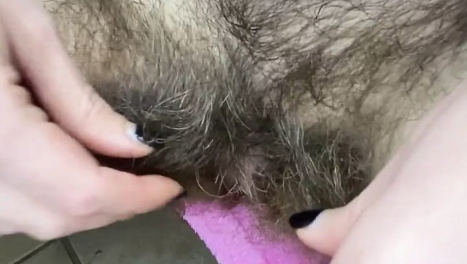 Tüylü Amcık Parmaklama Ve Kadın Cumshot
