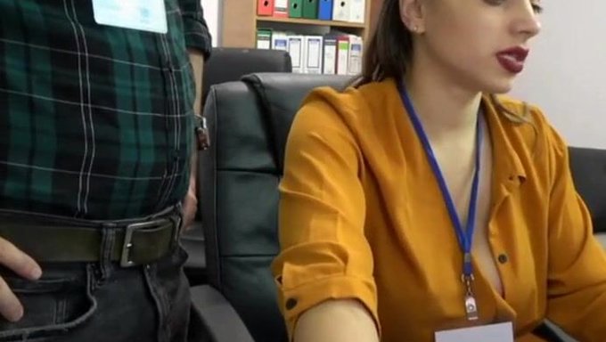 Softcore Sekreter, Web Kamerasında Patronunu Baştan Çıkarıyor