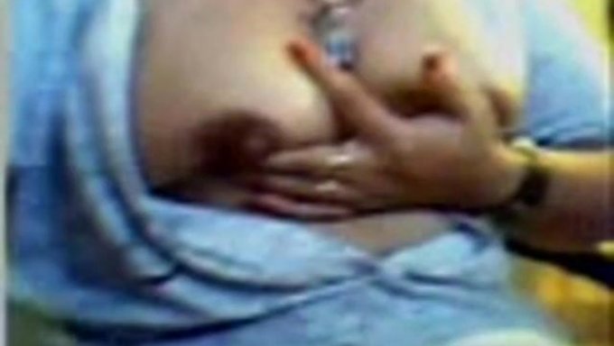 Büyük Göğüslü Ve Güzel Bir Vücuda Sahip Arap Kız Web Kamerasında