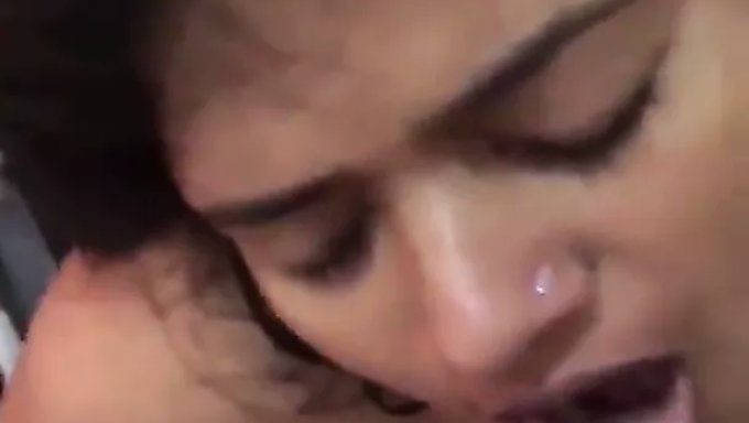 Desi Teyze Islak Biseksüel Orgisiyle Boşalma Yalama Ve Yeme