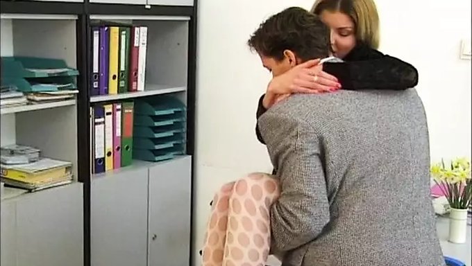 Vintage Sekreter Ofisinde Sert Bir Oral Ve Vajinal Sikiş Alıyor
