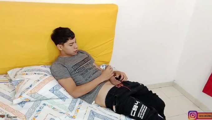 Ispanyol Ev Yapımı Porno, Sıcak Bir Esmerin Sakso Çekmesi Ve Spermi Yutması Ile Dolu
