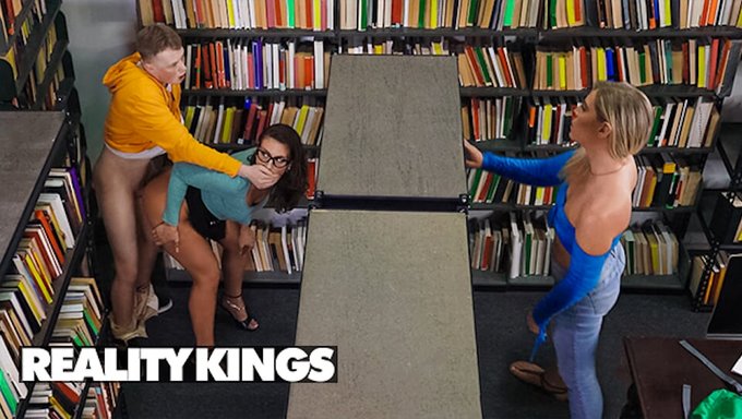 Mandy Waters, Kütüphane Çalışma Odasında Azgın Öğrenci Jimmy Michaels'I Tatmin Ediyor