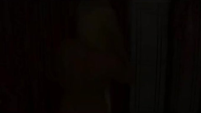 Güzel Sarışın, Kız Arkadaşına Dildo Ile Seksi Bir Masaj Yapıyor.