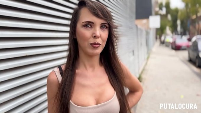 Güzel Ispanyol Kız Chloee, Üniformasıyla Torbe Ile Sıcak Sahnelere Giriyor.