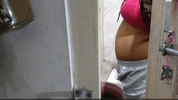 Hintli (Desi) Teyzenin Banyo Göğüs Şovu