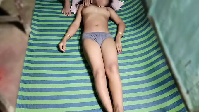 18 Yaşındaki Tüylü Bebek Erkek Arkadaşı Tarafından Sert Bir Şekilde Beceriliyor