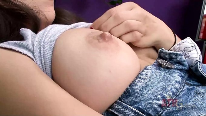 Caroline Ray, Orgazma Ulaşmak Için Bir Seks Oyuncağı Kullanırken Izleyin
