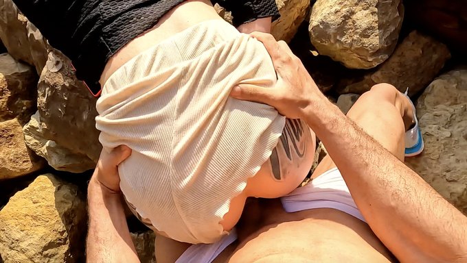 Büyük Yarak Ve Büyük Göğüsler Vahşi Bir Açık Hava Seks Sahnesinde