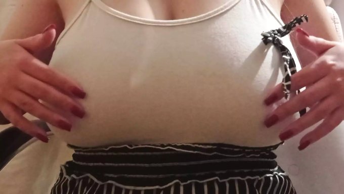 Ofiste Büyük Göğüslerin Sallanmasını Izlemek - 18+