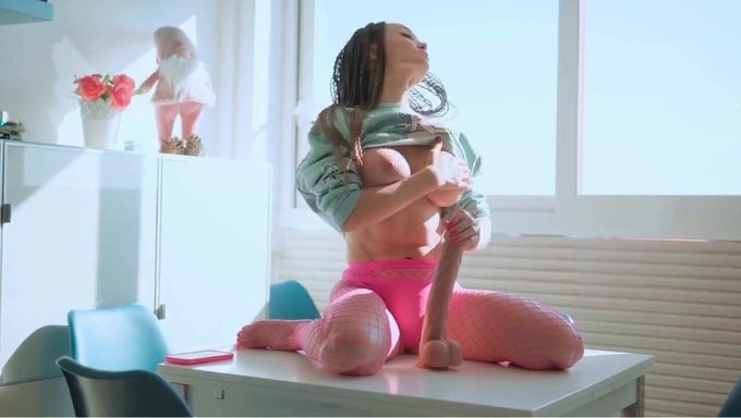 Dar Göğüslü Milf Büyük Oyuncak Kullanıyor