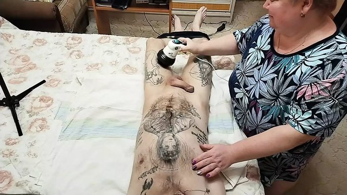 Olgun Rus Kadın Damadına El Işi Yaparak Orgazm Yaşatıyor