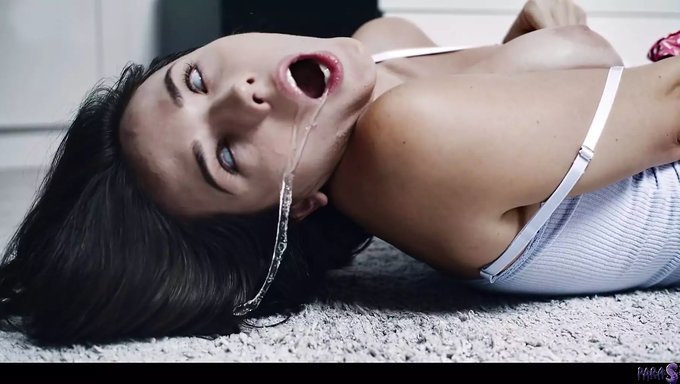 Eve Sweet, Sıcak Bir Video Içinde Çift Penetrasyon Ve Oral Seksin Tadını Çıkarıyor.
