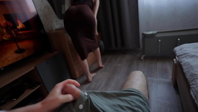 Kurnaz Üvey Anne, Üvey Oğlunu Mastürbasyon Yaparken Yakaladı Ve Boşalmasına Yardım Etti.
